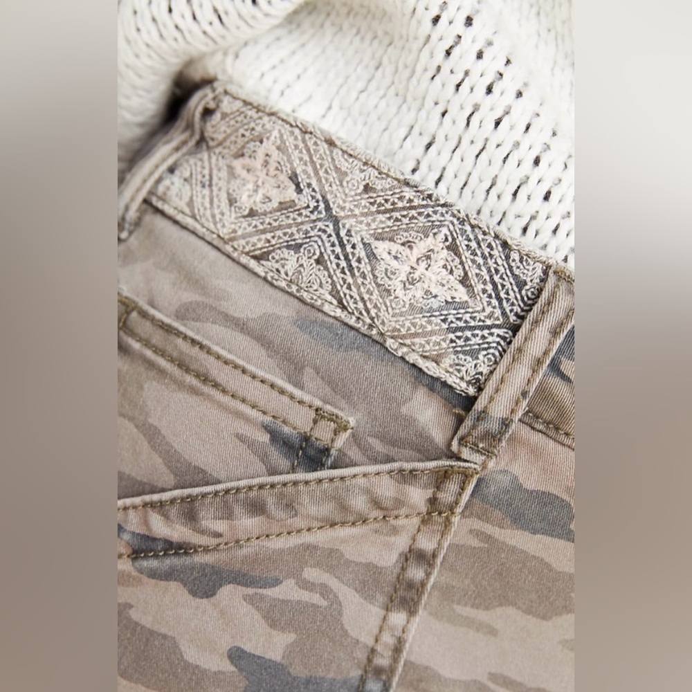 By Anthropologie Mavis Embroidered Green Camo Utility Pants - Size 26 - Picture 4 of 12